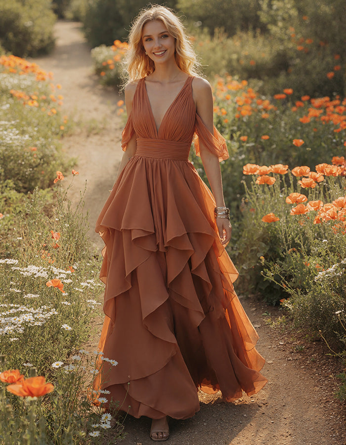 Terrakottafarbenes Maxikleid aus Chiffon mit tiefem V-Ausschnitt, schulterfrei, mit gerüschten Ärmeln und mehrlagigen Volants