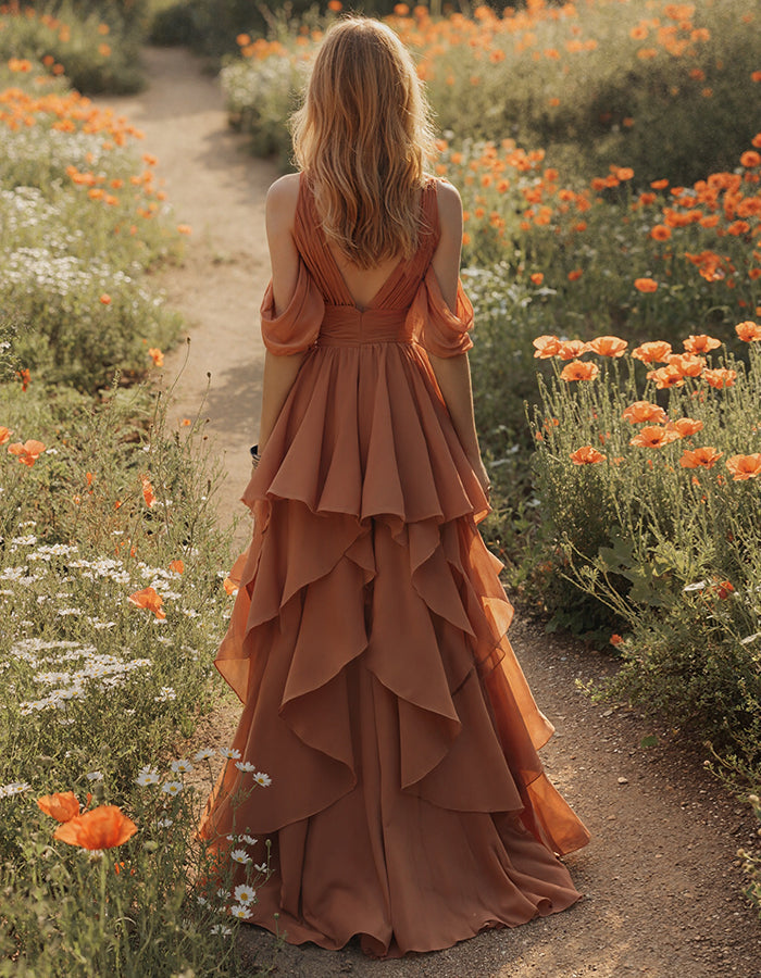 Terrakottafarbenes Maxikleid aus Chiffon mit tiefem V-Ausschnitt, schulterfrei, mit gerüschten Ärmeln und mehrlagigen Volants
