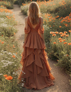Terrakottafarbenes Maxikleid aus Chiffon mit tiefem V-Ausschnitt, schulterfrei, mit gerüschten Ärmeln und mehrlagigen Volants