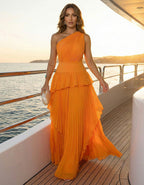 Robe longue plissée en mousseline orange à une épaule