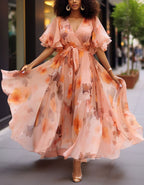 Robe longue en mousseline à imprimé floral aquarelle rose, col en V et manches à volants avec lien à nouer
