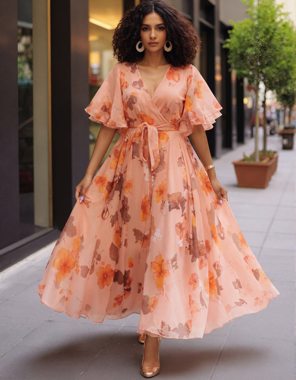 Robe longue en mousseline à imprimé floral aquarelle rose, col en V et manches à volants avec lien à nouer