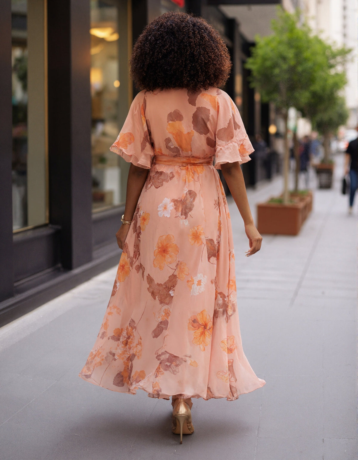 Robe longue en mousseline à imprimé floral aquarelle rose, col en V et manches à volants avec lien à nouer