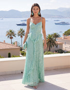 Vestido largo de encaje floral verde menta con tirantes y volantes