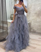 Graublaues Maxikleid mit schulterfreiem Design und mehrlagigem Tüll-Rüschenbesatz