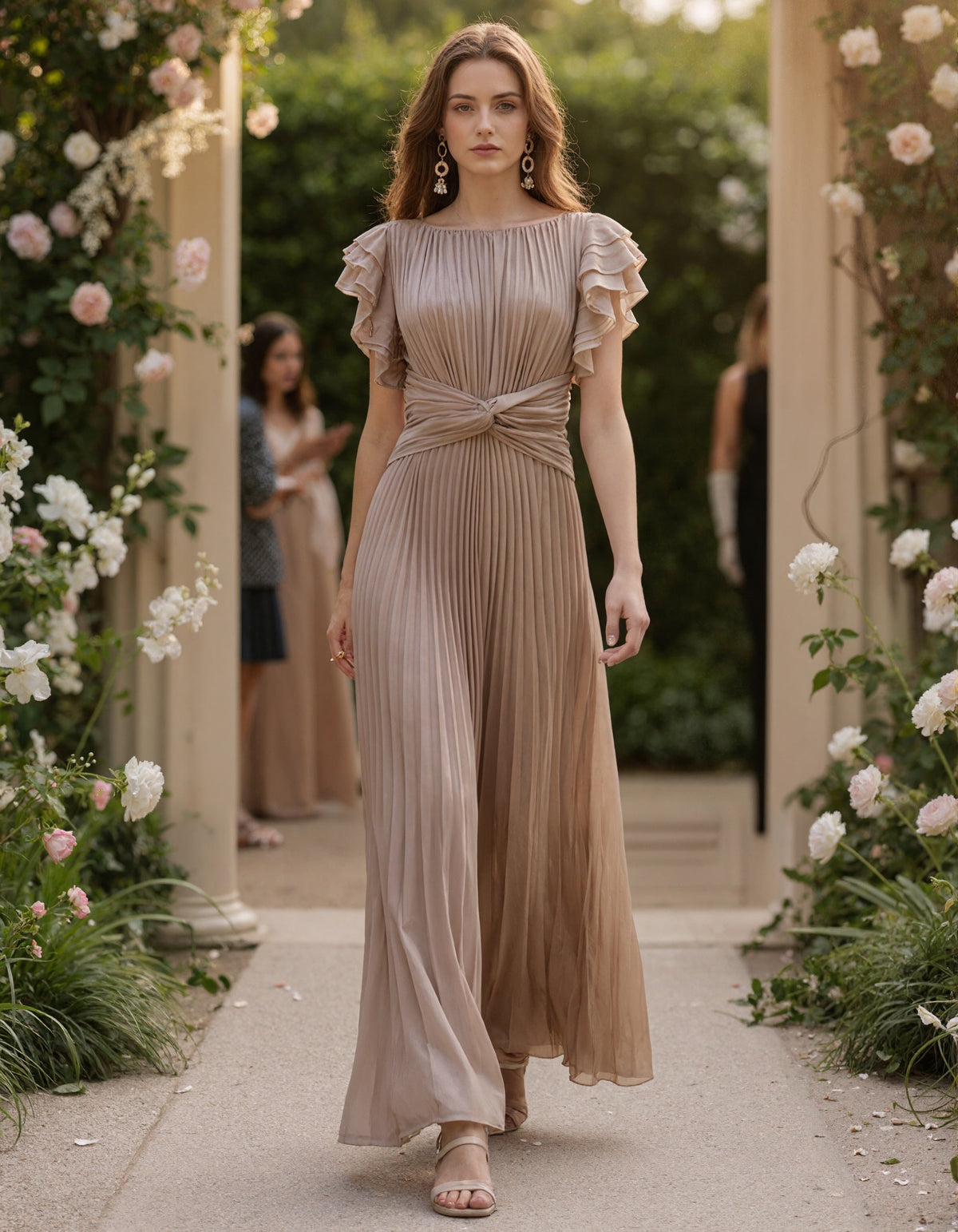 Khakifarbenes Maxikleid mit Rüschen und kurzen Ärmeln