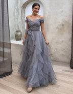 Graublaues Maxikleid mit schulterfreiem Design und mehrlagigem Tüll-Rüschenbesatz