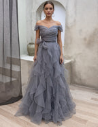 Graublaues Maxikleid mit schulterfreiem Design und mehrlagigem Tüll-Rüschenbesatz