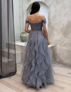 Graublaues Maxikleid mit schulterfreiem Design und mehrlagigem Tüll-Rüschenbesatz