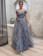 Graublaues Maxikleid mit schulterfreiem Design und mehrlagigem Tüll-Rüschenbesatz