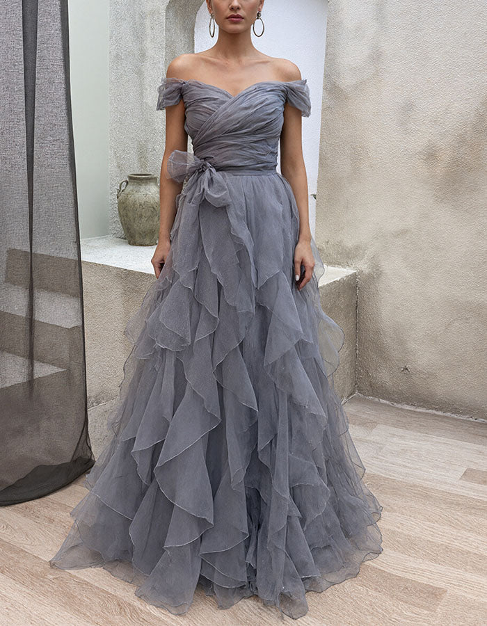 Graublaues Maxikleid mit schulterfreiem Design und mehrlagigem Tüll-Rüschenbesatz