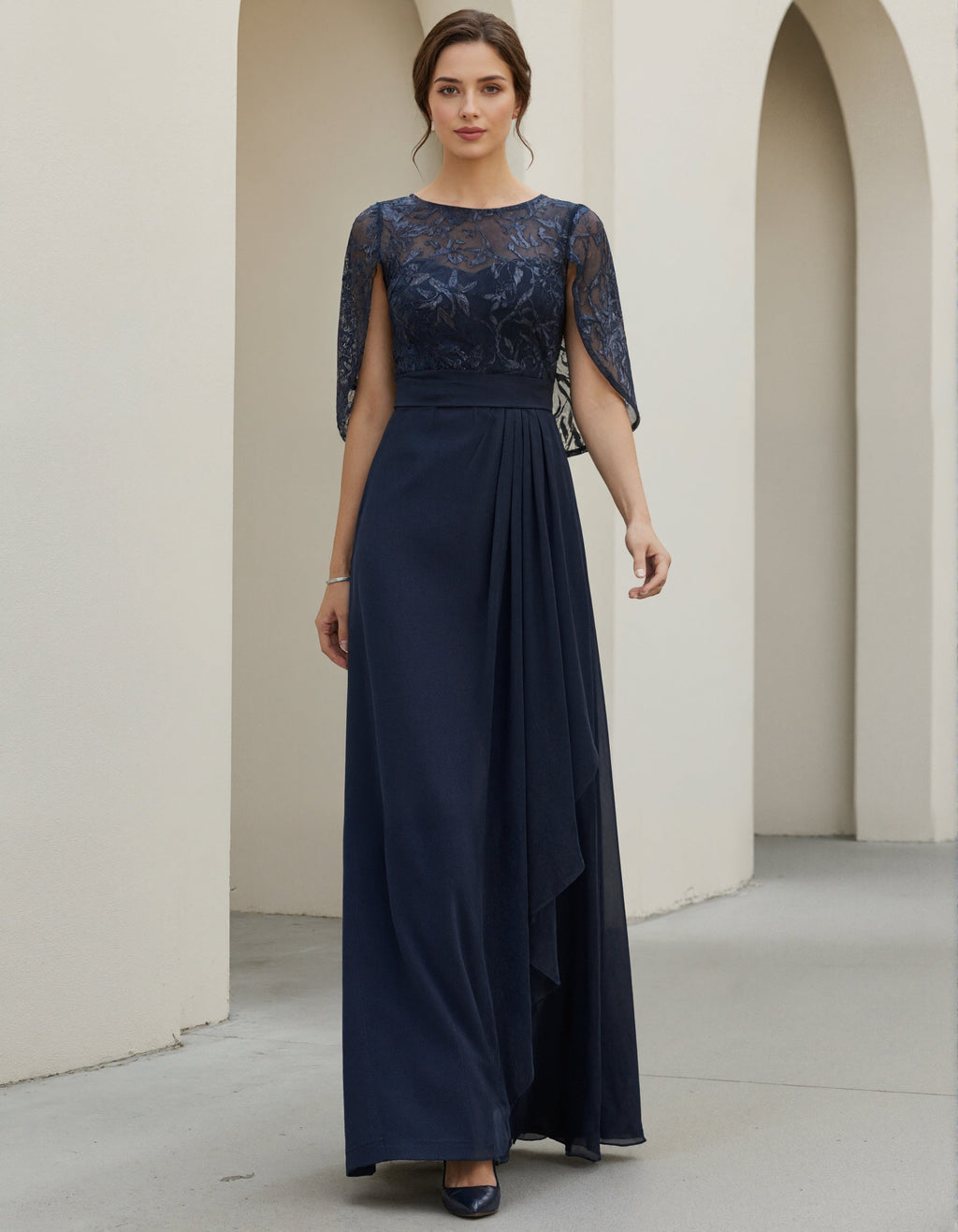 Robe longue en mousseline bleu marine avec manches en dentelle
