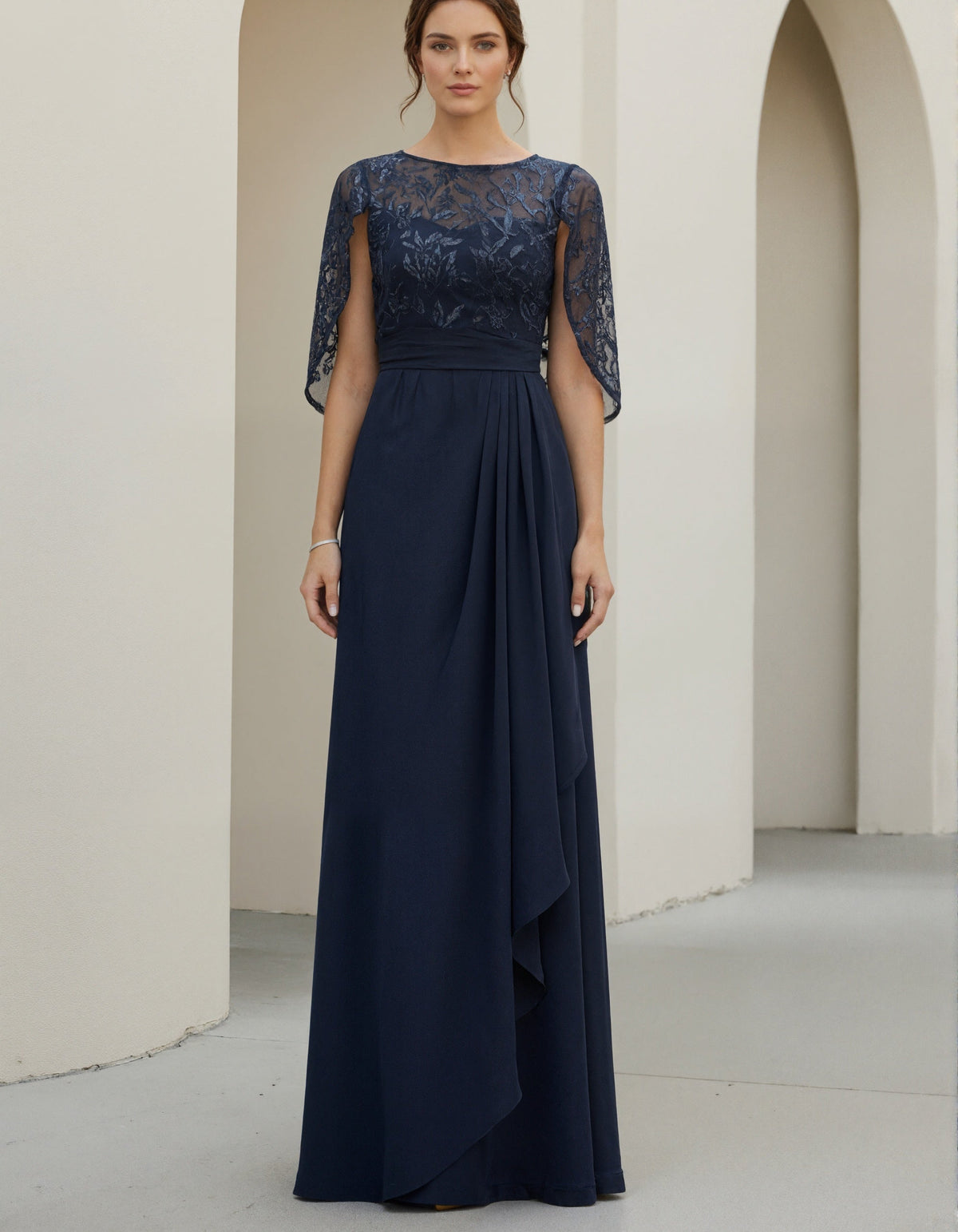 Robe longue en mousseline bleu marine avec manches en dentelle