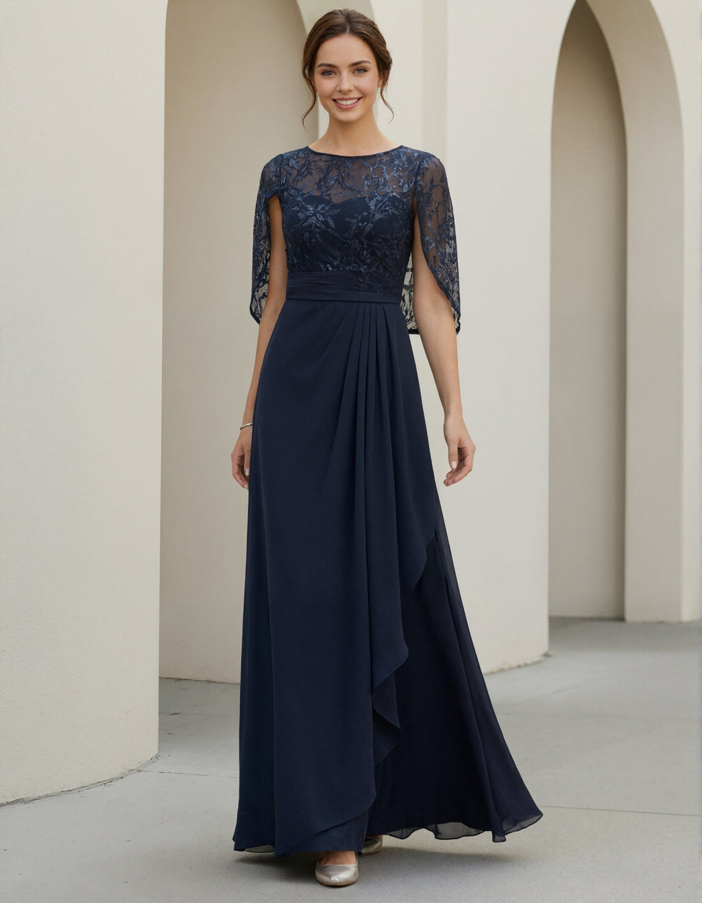 Robe longue en mousseline bleu marine avec manches en dentelle