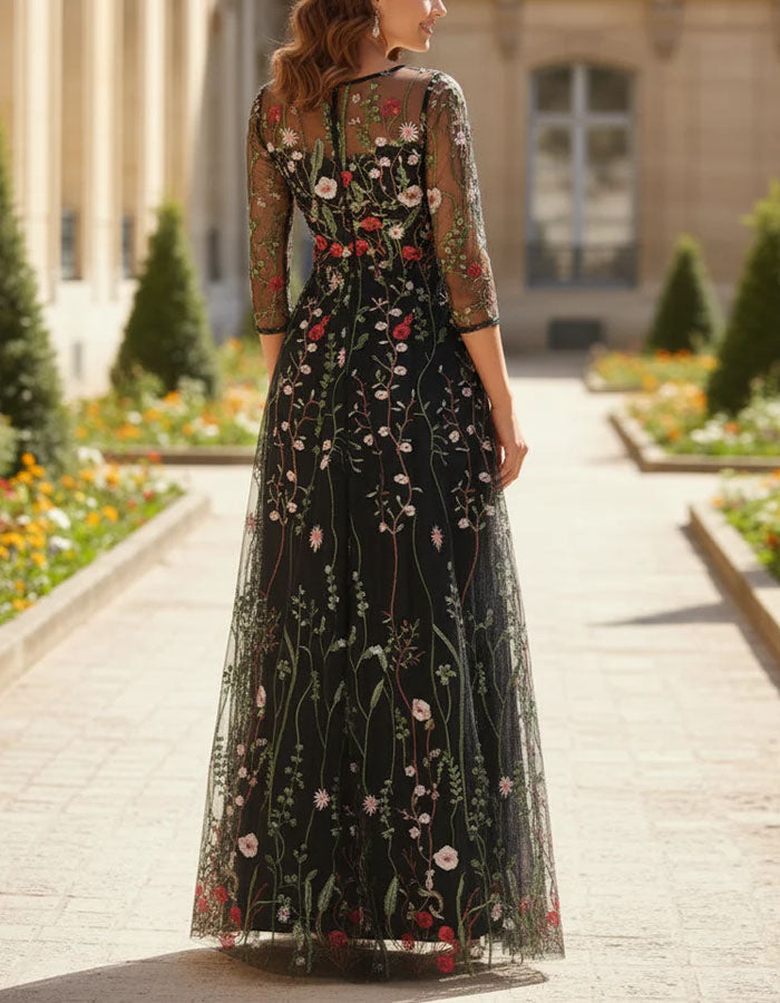 Abito lungo in tulle nero con maniche a tre quarti ricamato con fiori di campo multicolori