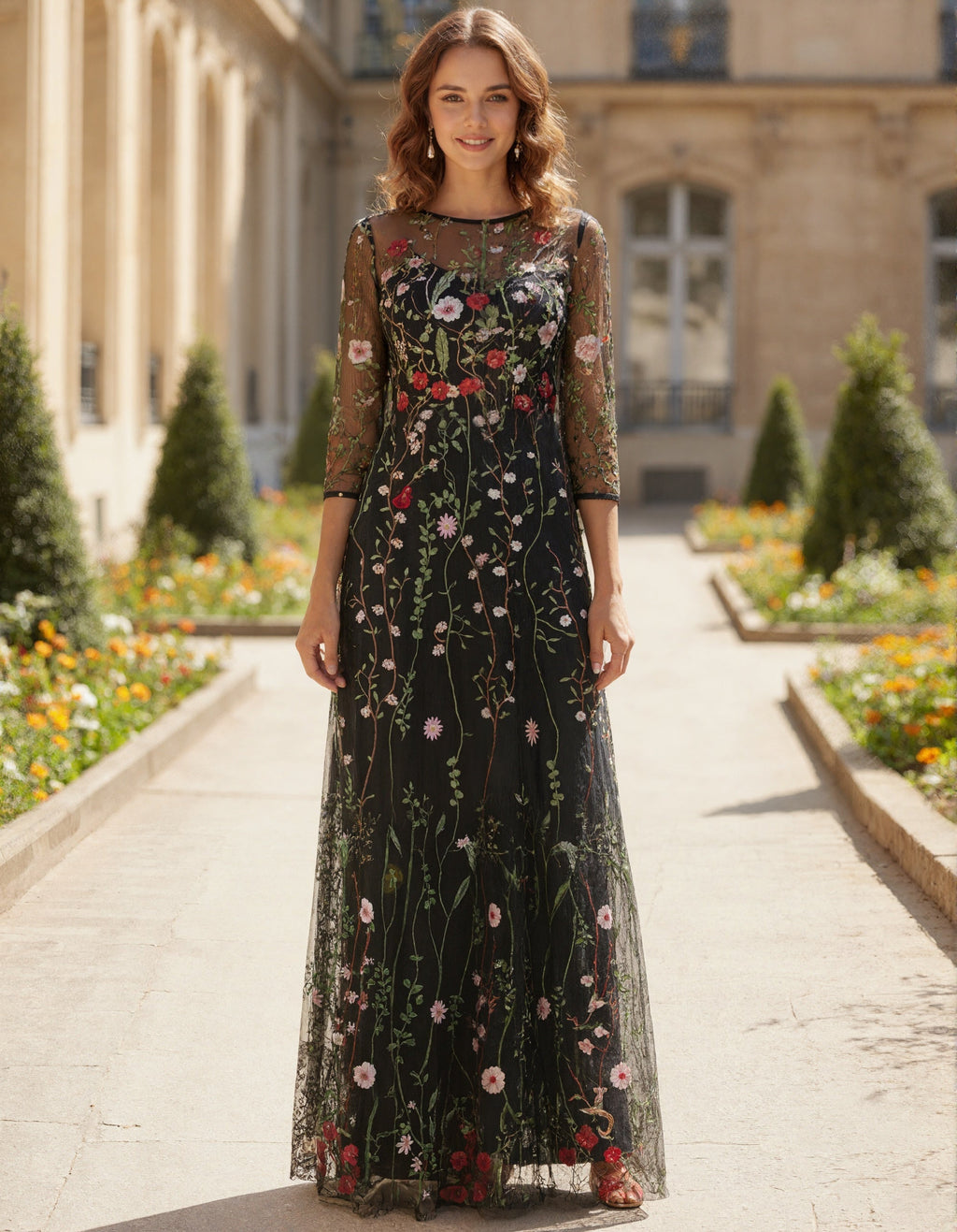 Abito lungo in tulle nero con maniche a tre quarti ricamato con fiori di campo multicolori