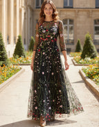 Abito lungo in tulle nero con maniche a tre quarti ricamato con fiori di campo multicolori