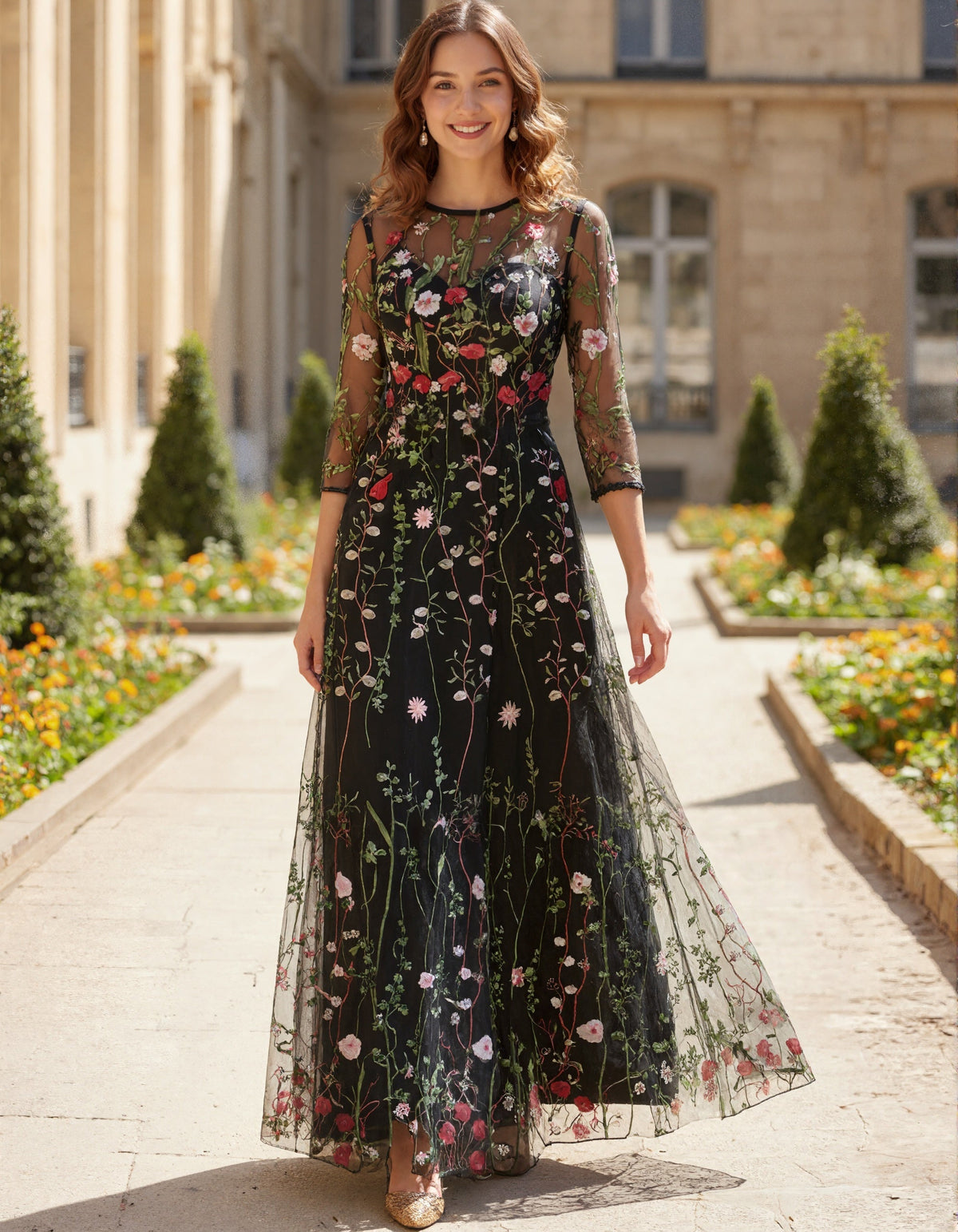 Abito lungo in tulle nero con maniche a tre quarti ricamato con fiori di campo multicolori