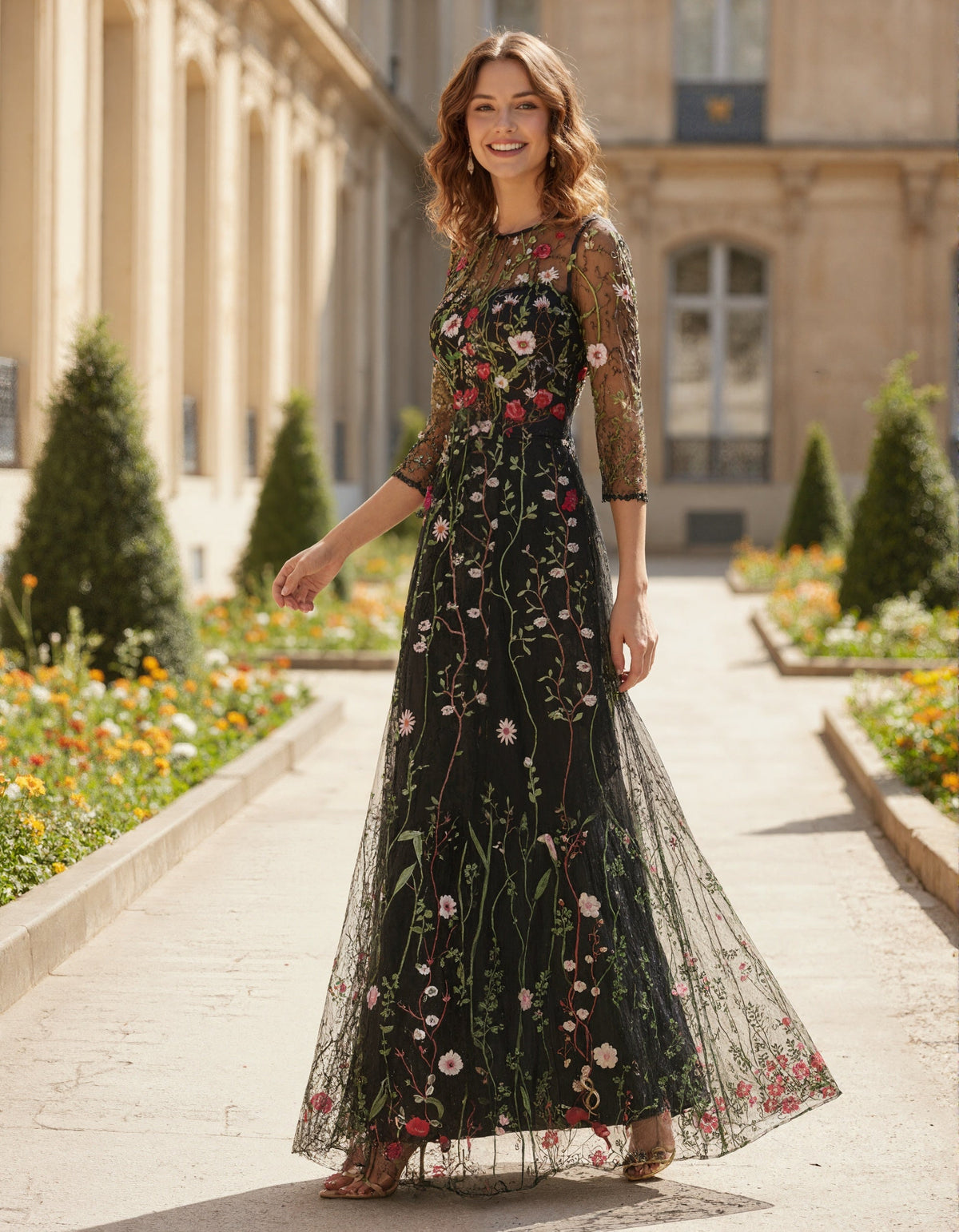 Abito lungo in tulle nero con maniche a tre quarti ricamato con fiori di campo multicolori