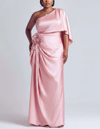 Vestido largo de raso rosa, un hombro