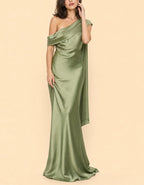 Maxikleid aus salbeigrünem Satin mit Schulterdetail