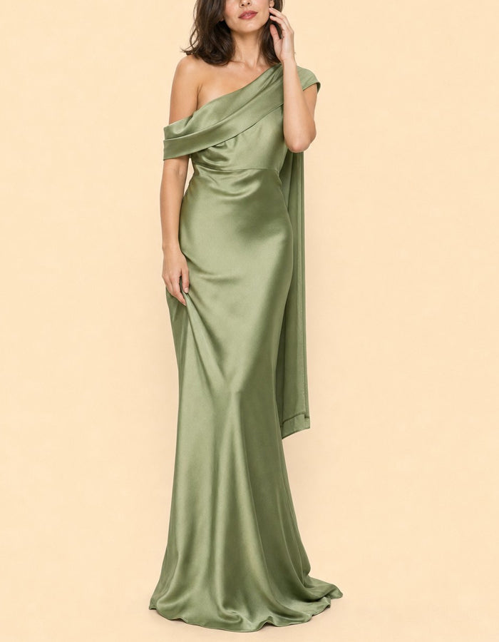 Maxikleid aus salbeigrünem Satin mit Schulterdetail