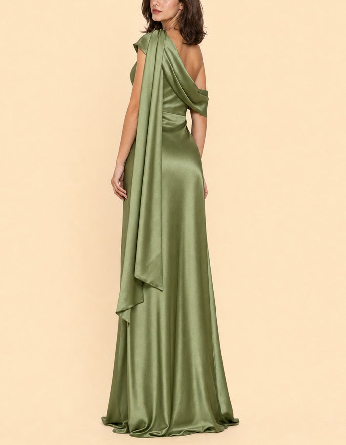 Maxikleid aus salbeigrünem Satin mit Schulterdetail