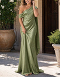 Maxikleid aus salbeigrünem Satin mit Schulterdetail