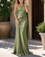 Maxikleid aus salbeigrünem Satin mit Schulterdetail