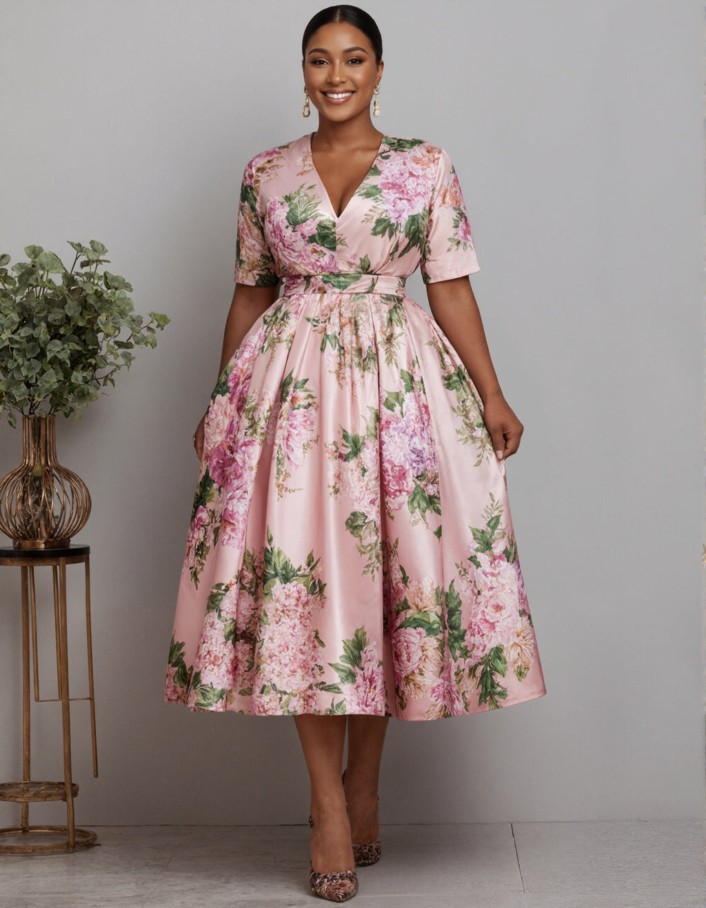 Robe midi fleurie en satin à col en V rose