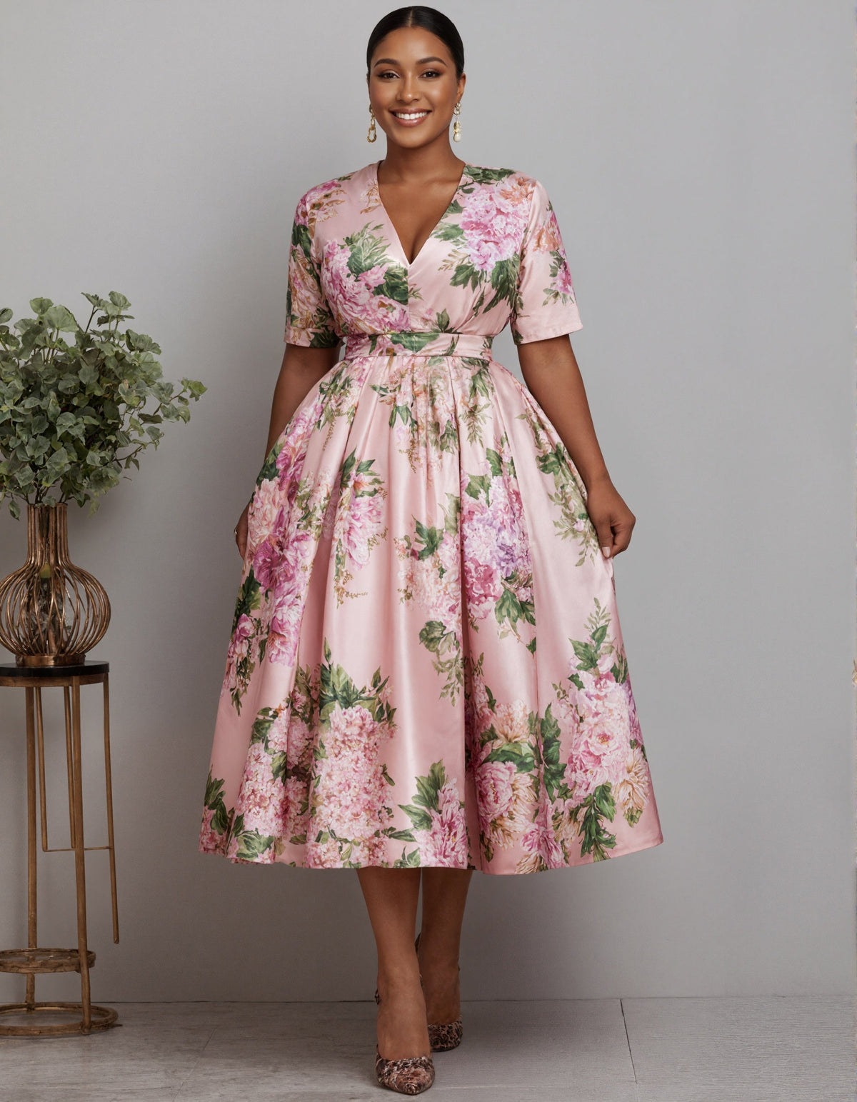 Robe midi fleurie en satin à col en V rose