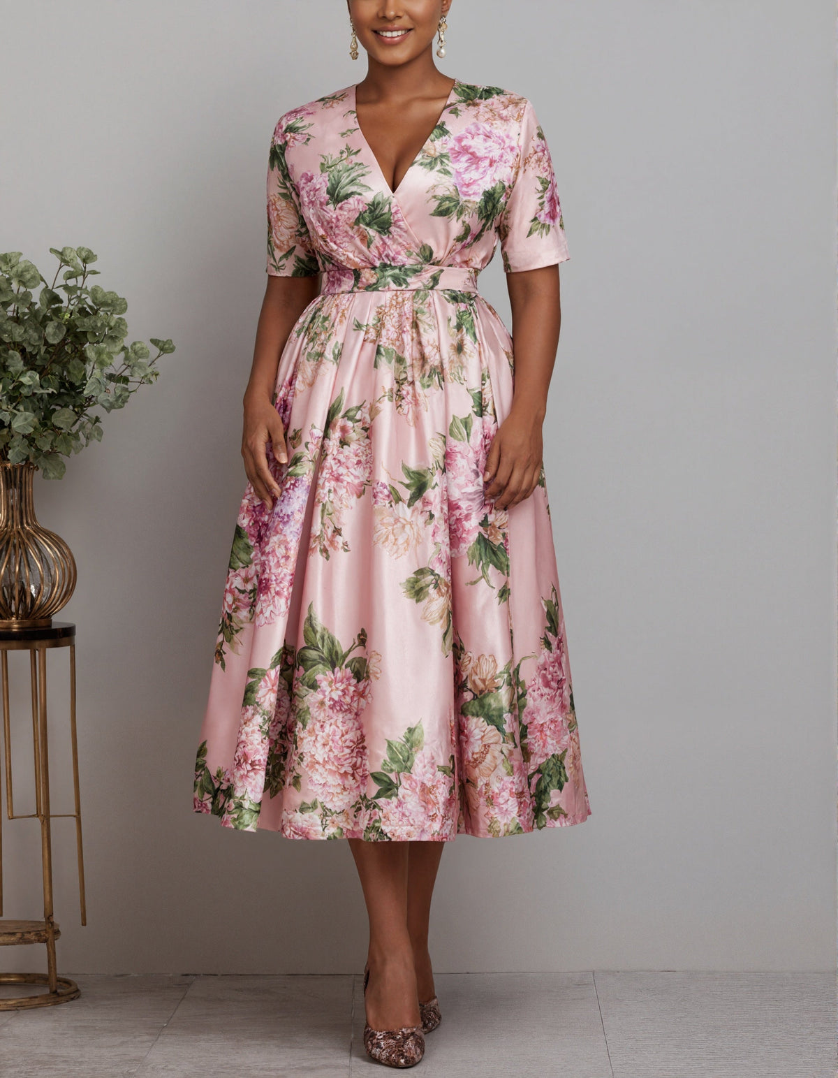 Robe midi fleurie en satin à col en V rose