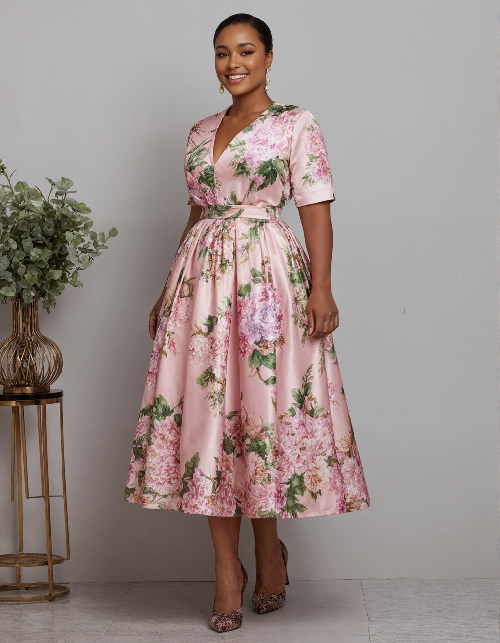Robe midi fleurie en satin à col en V rose