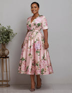 Robe midi fleurie en satin à col en V rose