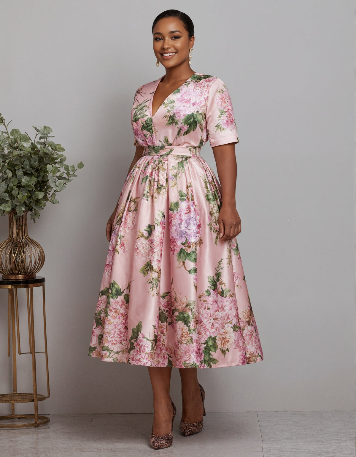 Robe midi fleurie en satin à col en V rose