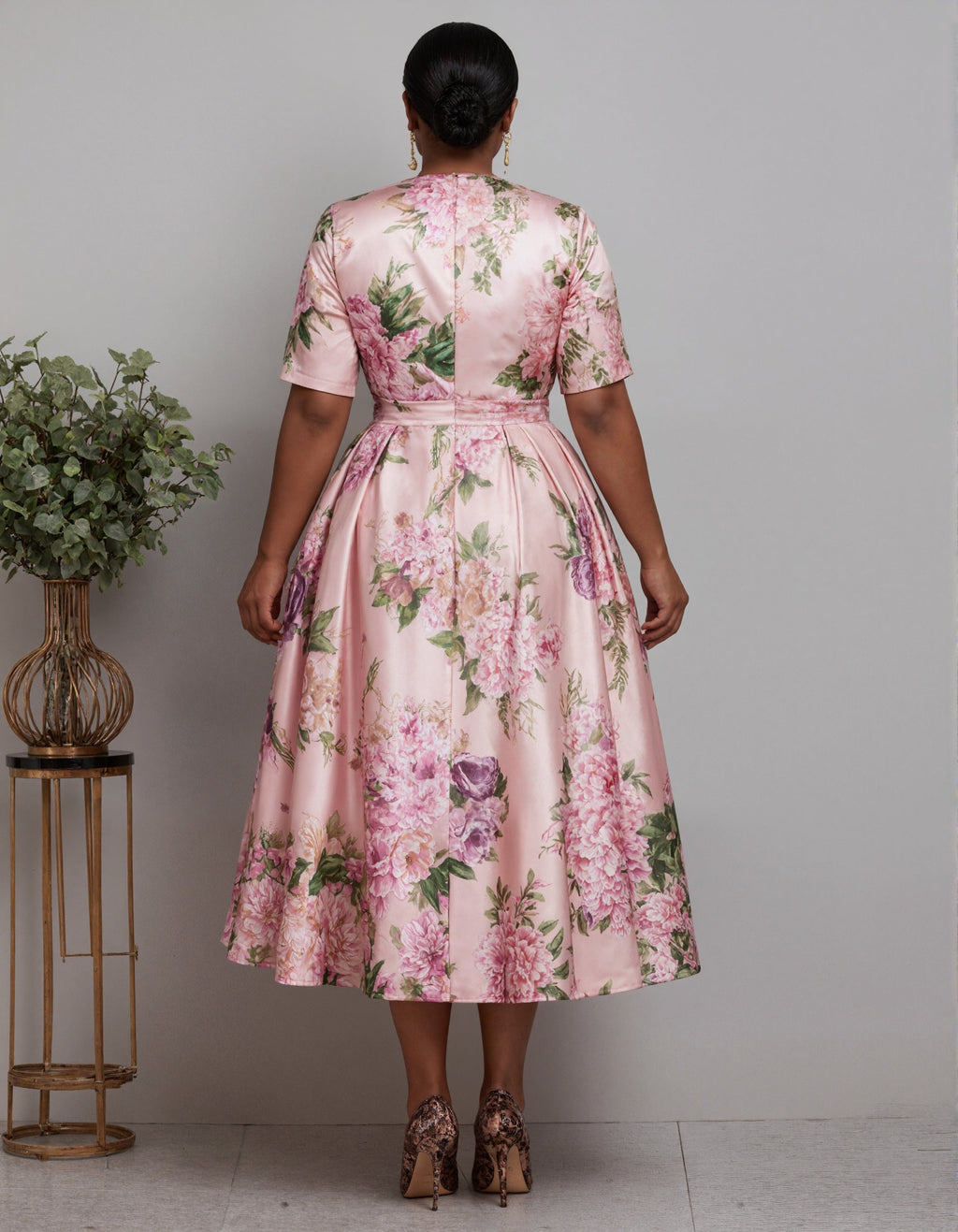 Robe midi fleurie en satin à col en V rose