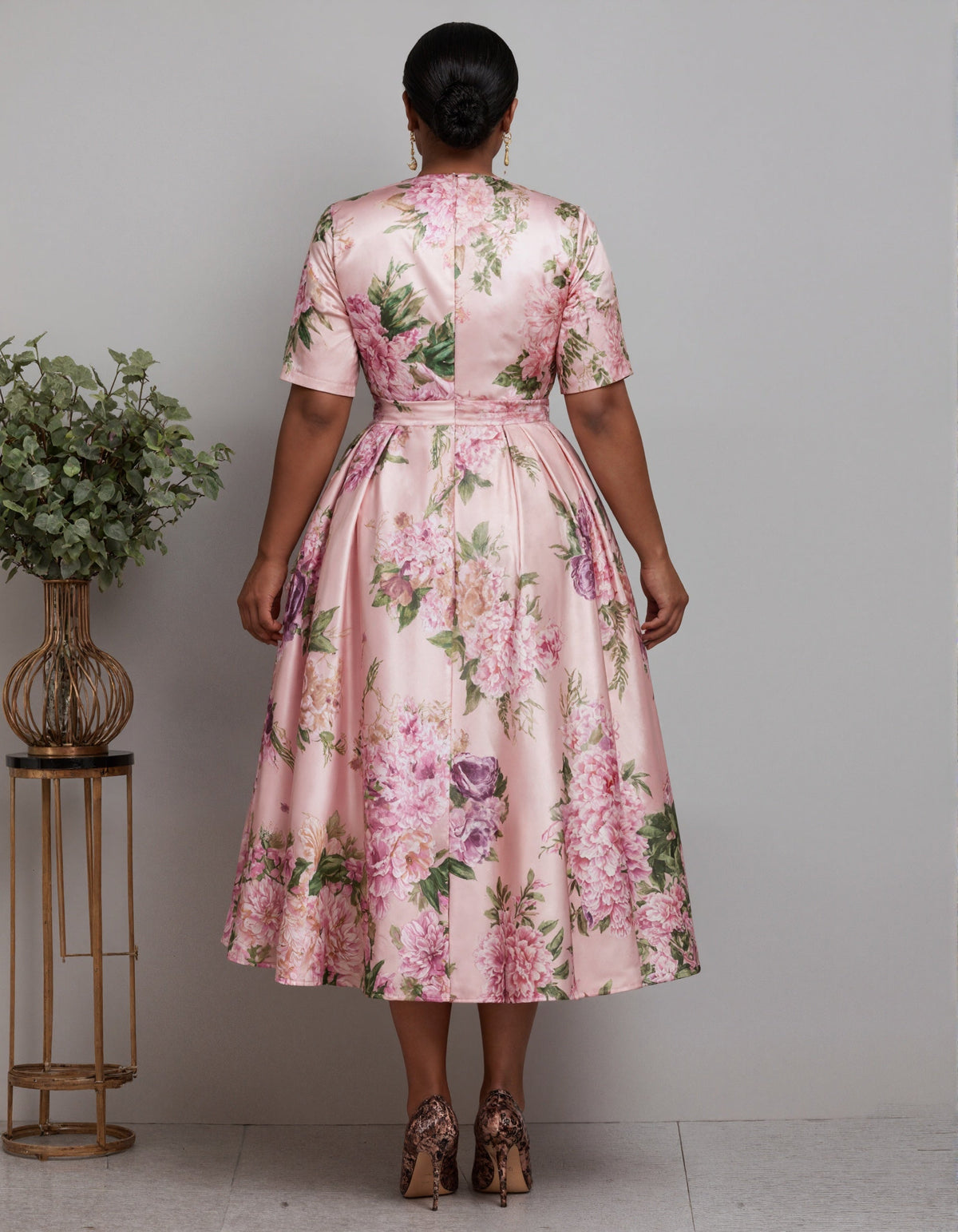 Robe midi fleurie en satin à col en V rose