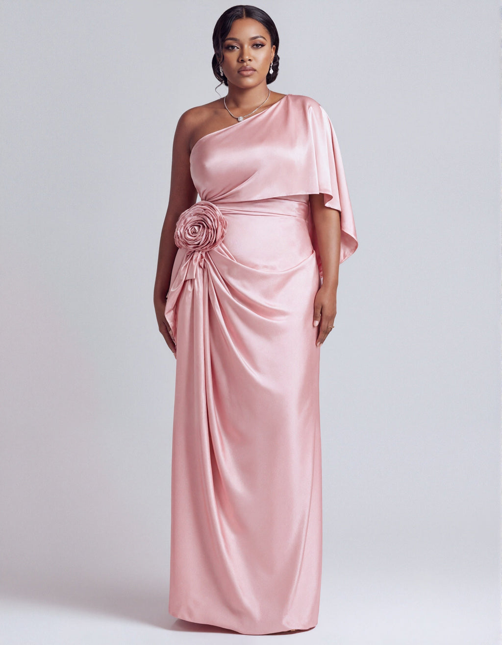 Vestido largo de raso rosa, un hombro