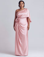 Vestido largo de raso rosa, un hombro