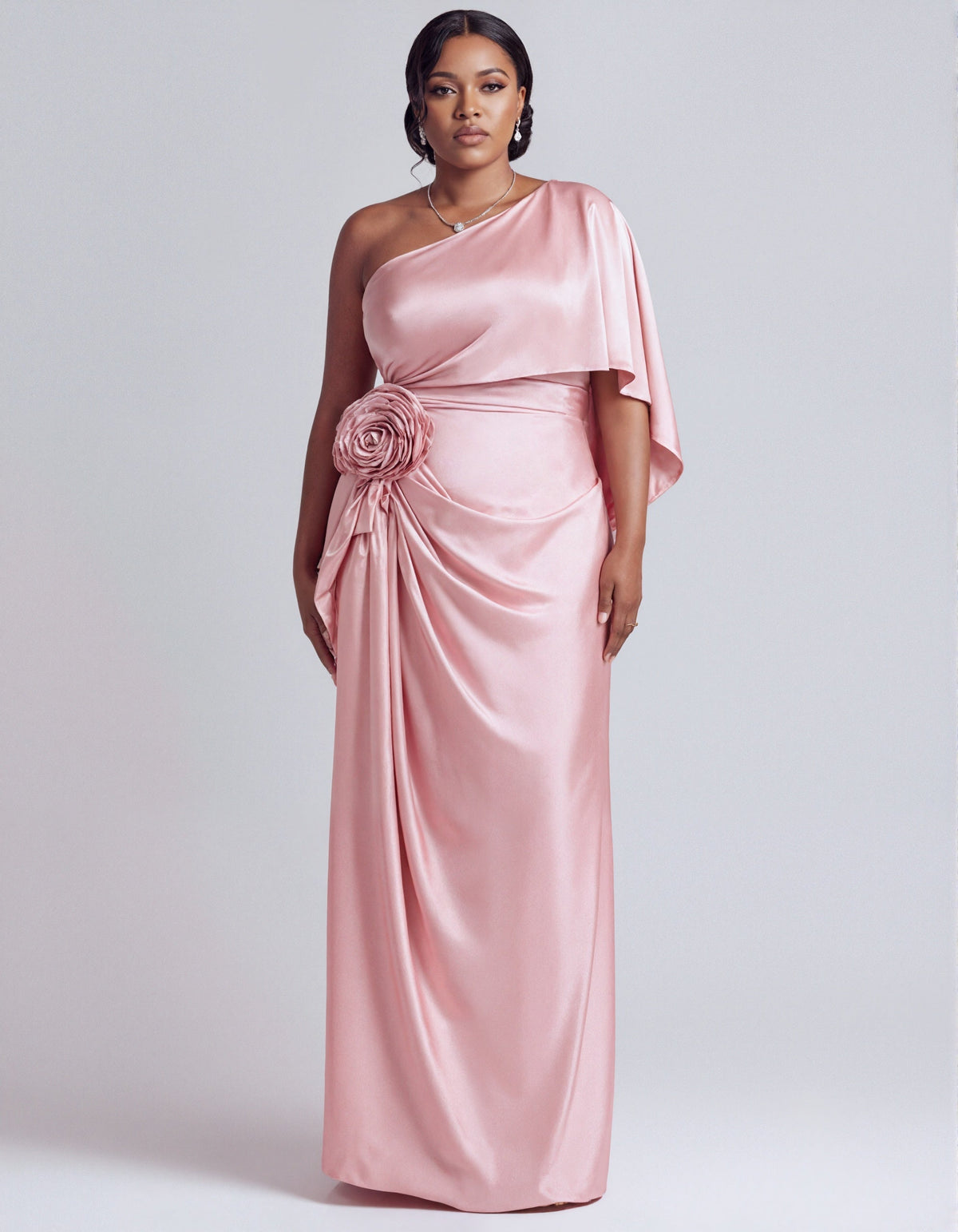 Vestido largo de raso rosa, un hombro