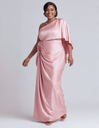 Vestido largo de raso rosa, un hombro