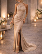 Robe longue en satin couleur champagne à fente haute