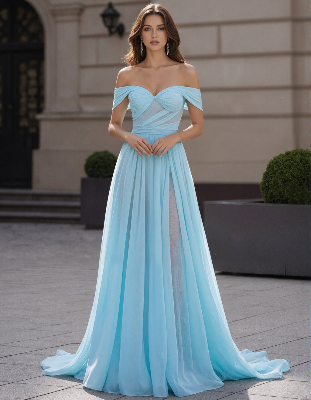 Hellblaues, schulterfreies Maxikleid aus Chiffon