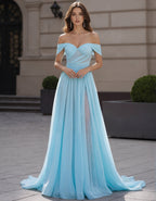 Hellblaues, schulterfreies Maxikleid aus Chiffon