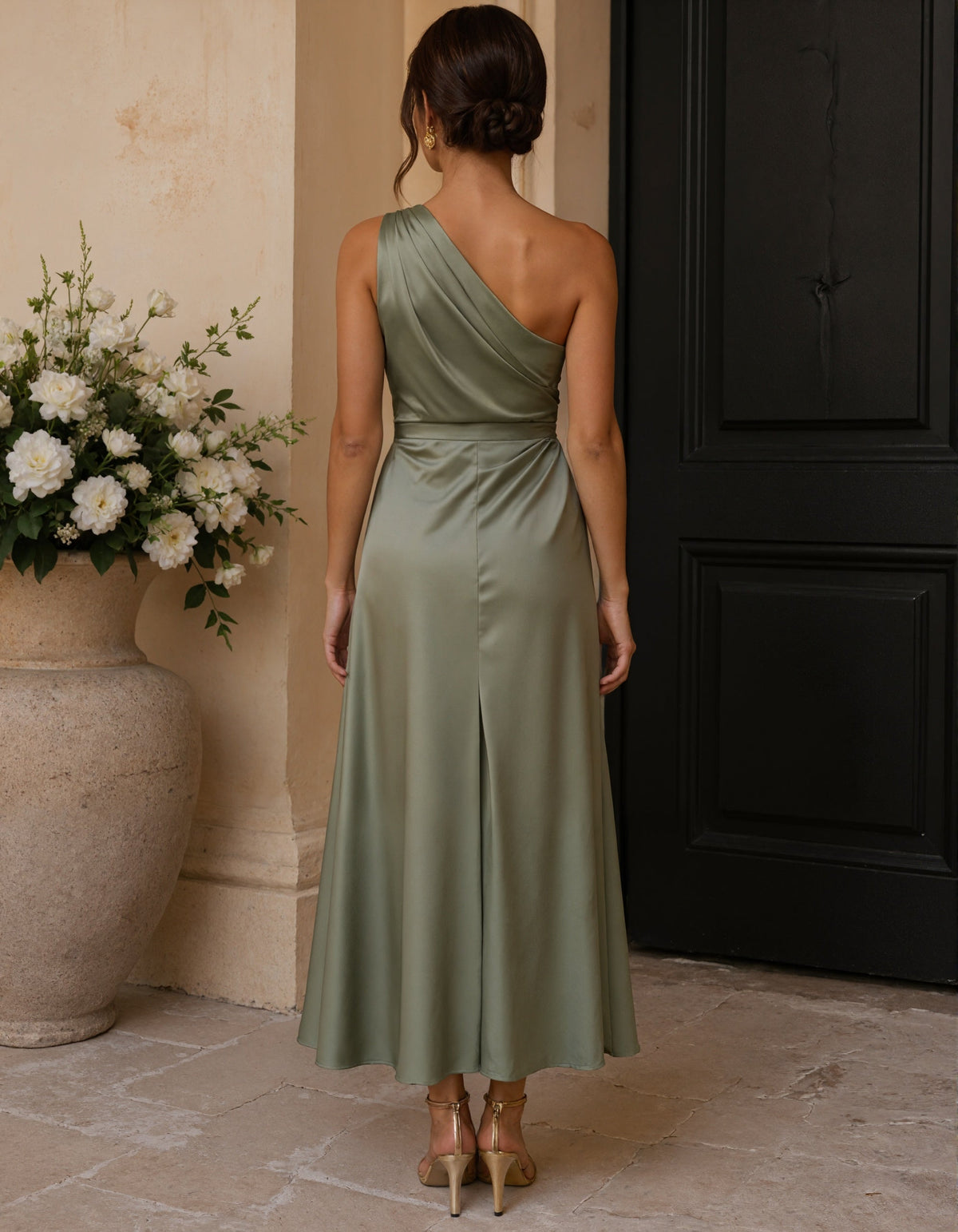 Olivgrünes Midi-Kleid aus Satin mit One-Shoulder-Träger und hohem Schlitz