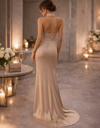 Robe longue en satin couleur champagne à fente haute