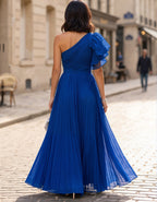 Abito lungo monospalla in chiffon plissettato con volant blu royal
