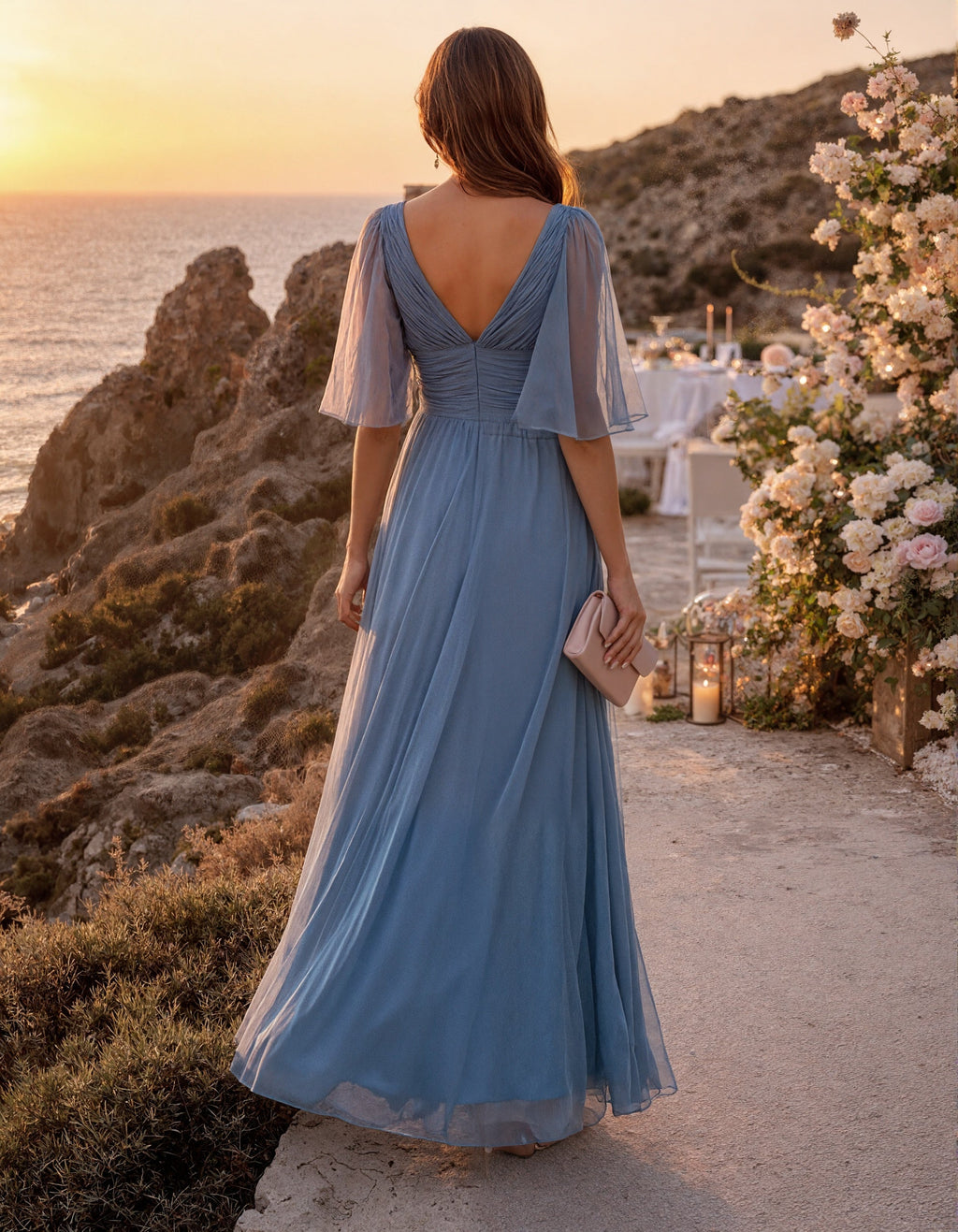 Vestido largo gris azulado de chifón con escote en V y mangas de volantes