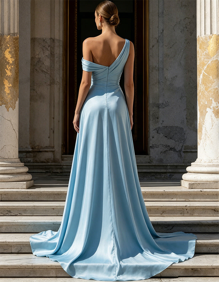Himmelblaues Satin-Maxikleid mit Schlitz und einer Schulterpartie