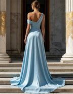 Himmelblaues Satin-Maxikleid mit Schlitz und einer Schulterpartie